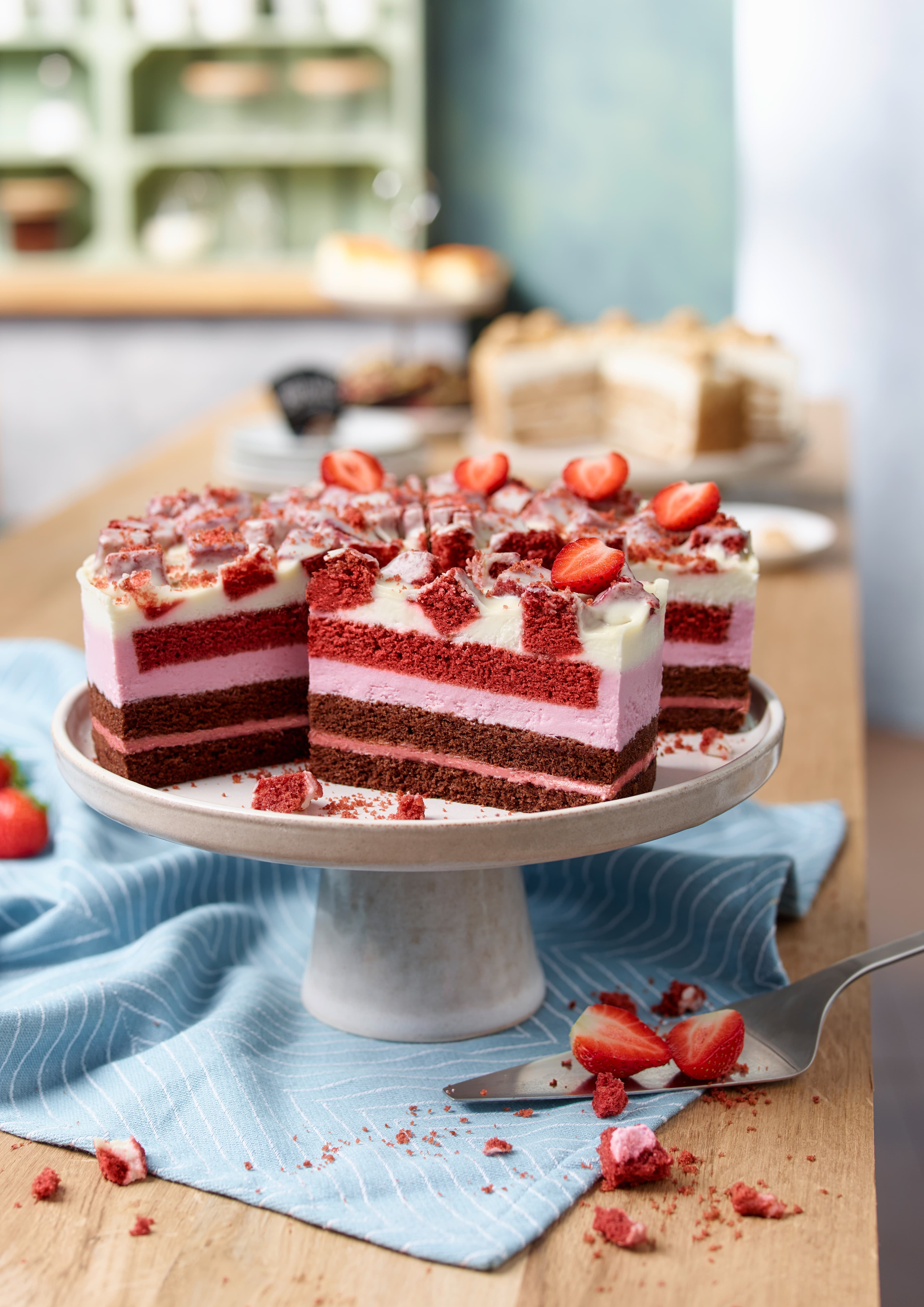 ABWECHSLUNG? KEIN PROBLEM! Strawberry Crunch Torte
